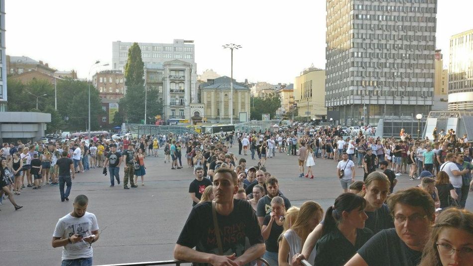 Люди не могут попасть на концерт Мэрлина Мэнсона. Фото: vgorode.ua