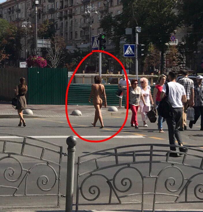 Раптовий стриптиз в центрі Києва. Фото: facebook.com/golodnyak