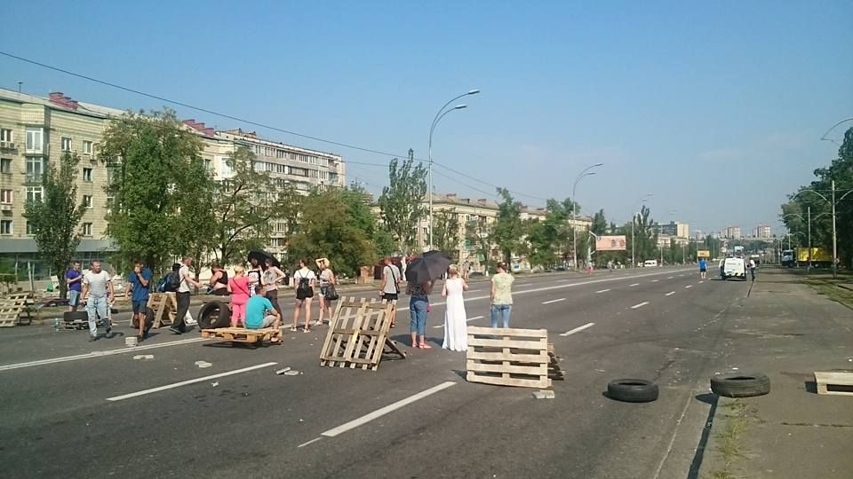 Люди продолжают митинговать на Харьковском шоссе. Фото: facebook.com/andrii.lavreniuk
