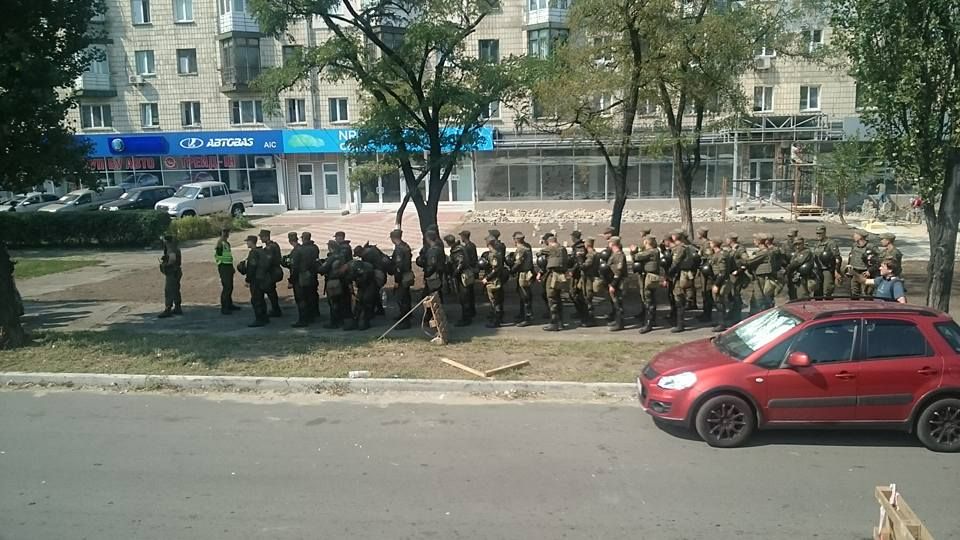 Люди продовжують мітингувати на Харківському шосе. Фото: facebook.com/andrii.lavreniuk
