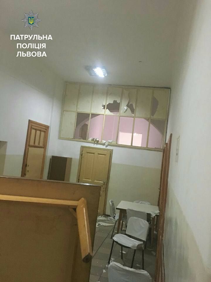 Мужчина заблокировал двери в отделение, где находились 76 пациентов, и разбил окна. Фото: facebook.com/lvivpolicefacebook.com/lvivpolice