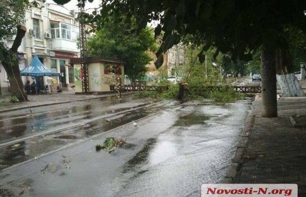 Упавшая металлическая опора полностью перегородила проезд по ул. Потемкинской