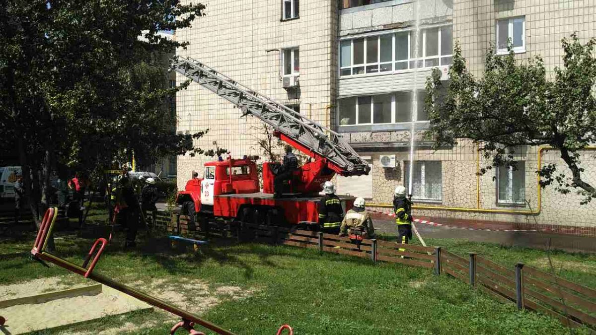 Во время тушения пожара было задействовано 6 единиц пожарной техники. Фото: kyiv.dsns.gov.ua