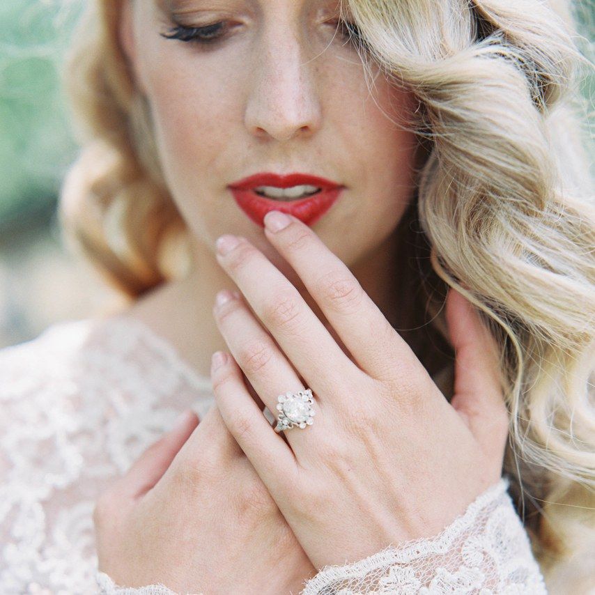Красные губы. Фото: brides.com