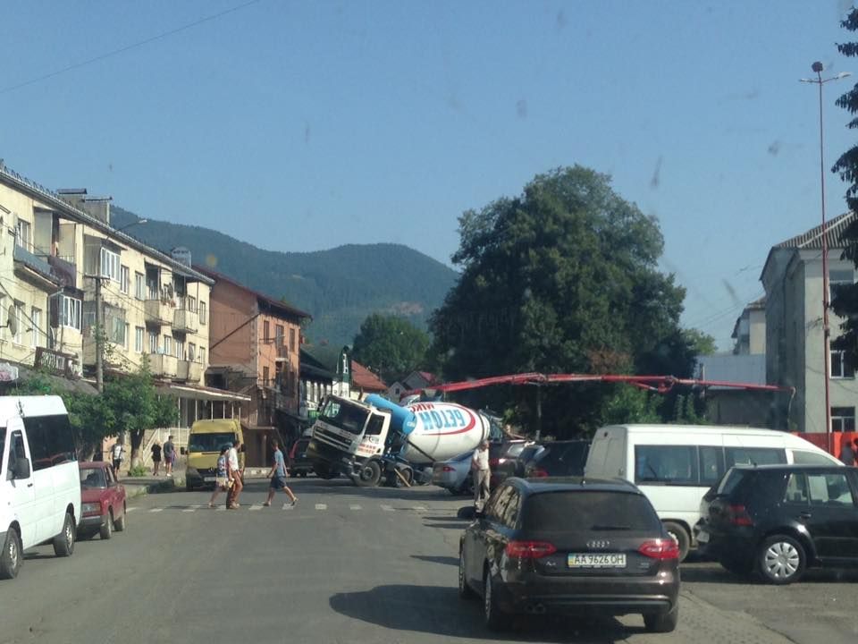 Бетономішалка застрягла в асфальті. Фото: facebook.com/ВЕРХОВИНА-І-ВЕРХОВИНЦІ-Міжгіря-Колочава-Воловиць