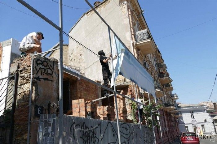 В Одесі знесли паркан біля будівництва. Фото: dumskaya.net