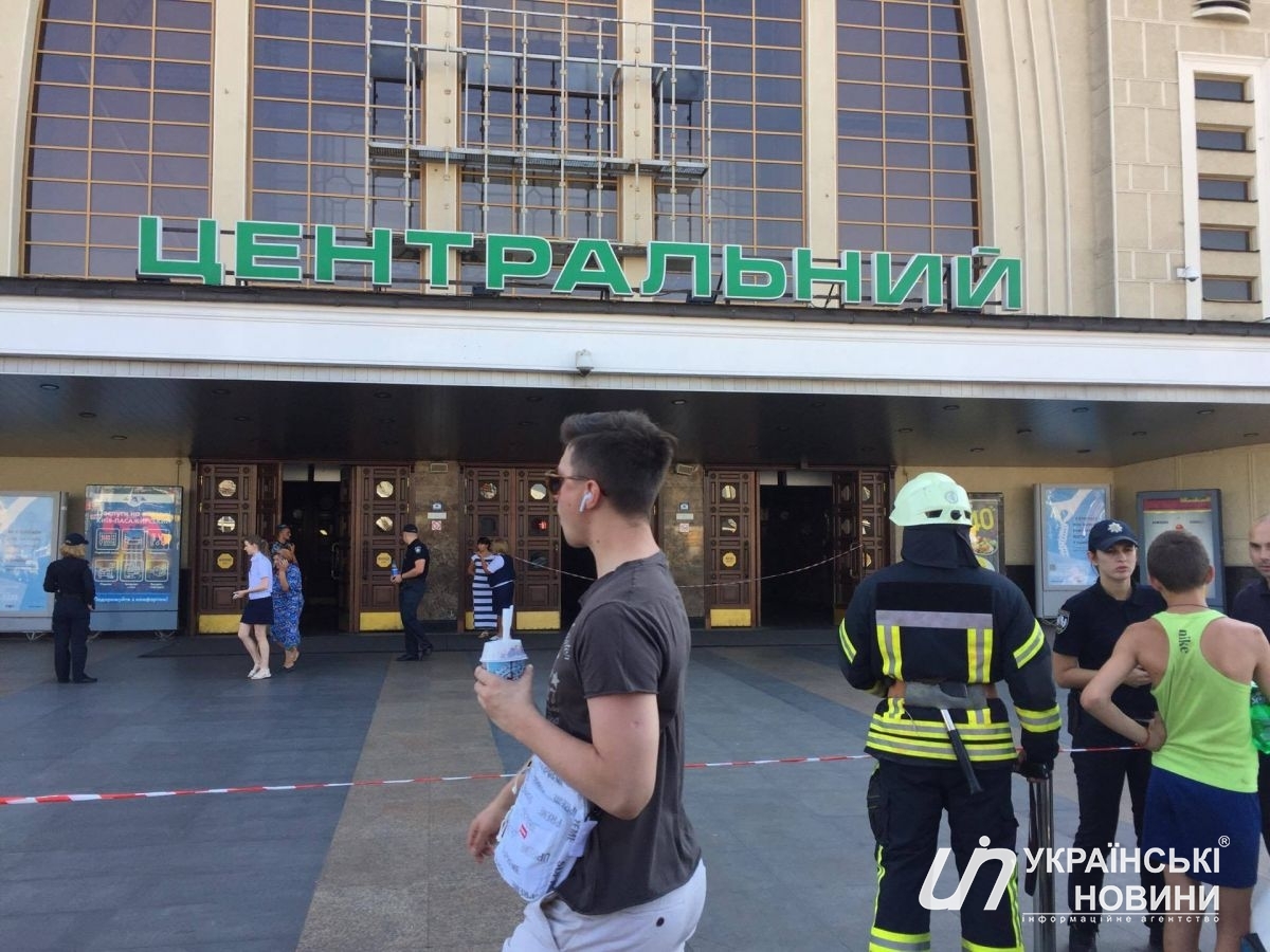 Здание вокзала эвакуировано и оцеплено правоохранителями в связи с угрозой минирования