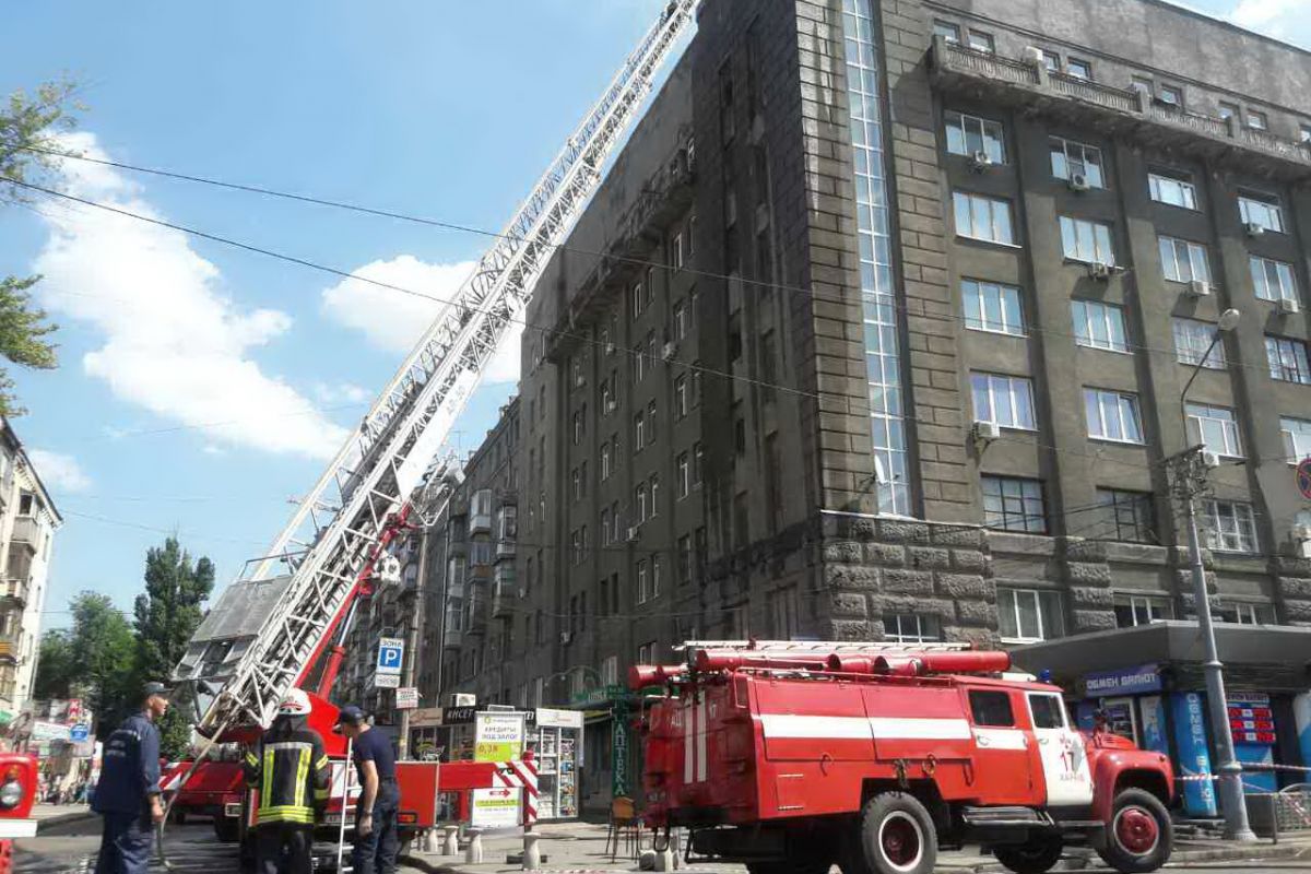 В Харькове горит крыша дома. Фото: kharkiv.dsns.gov.ua