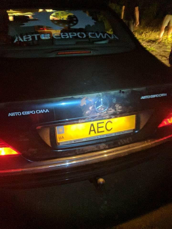 Неизвестные из травматического оружия обстреляли автомобиль. Фото: facebook.com/Авто-Евро-Сила