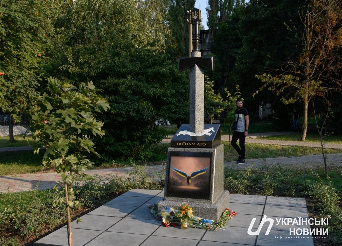 Меморіал звели на перетині проспекту Леся Курбаса та вулиці Академіка Корольова