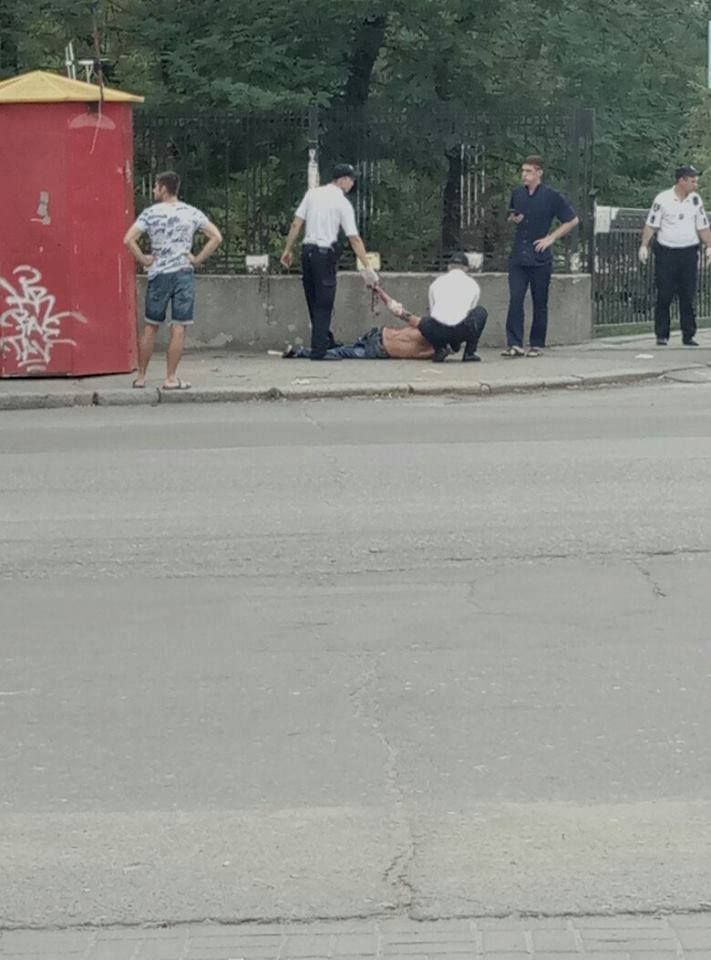 В Николаеве полиция ловила мужчину, который истекал кровью и убегал от врача. Фото: facebook.com/mykolaivpolice