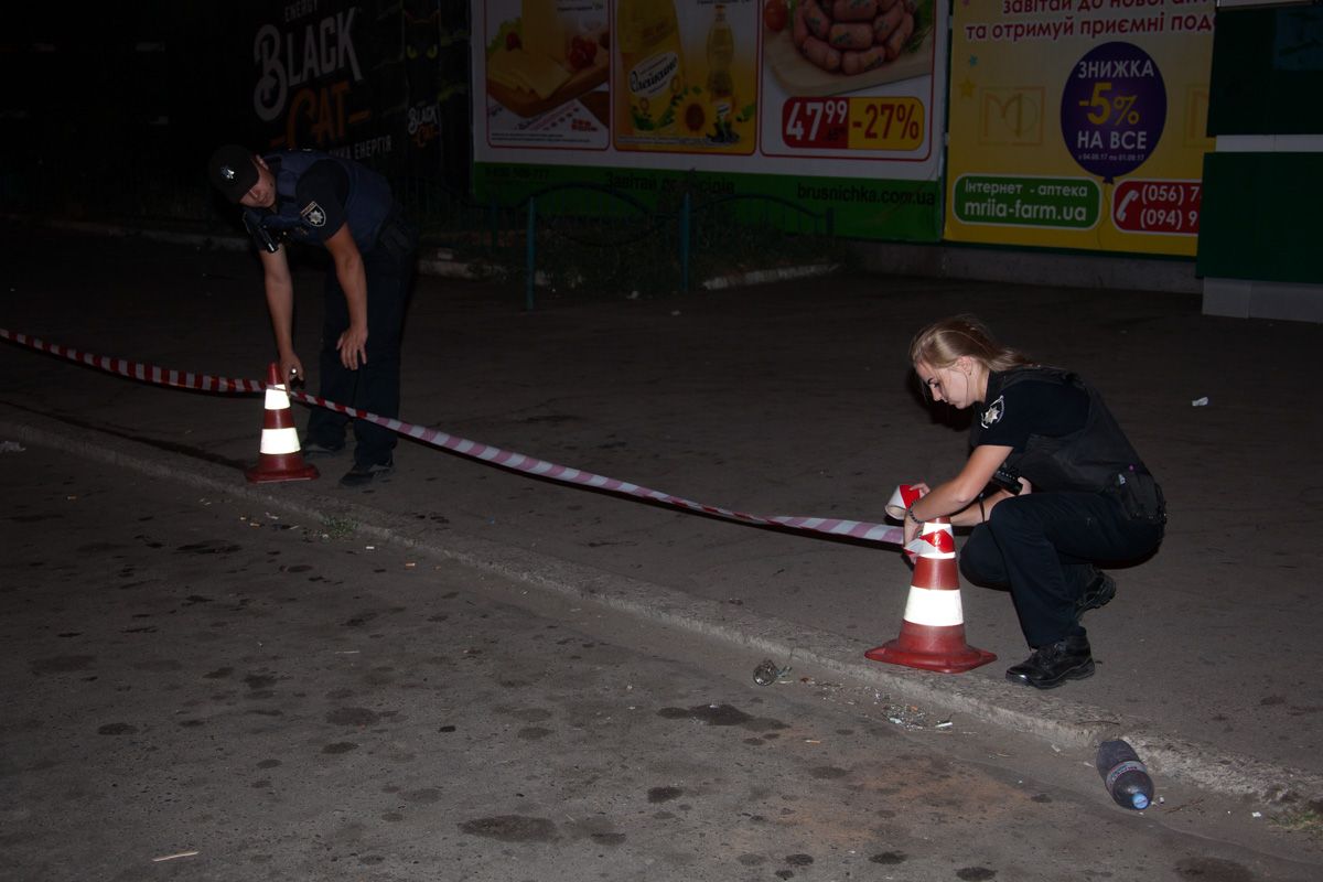 Возле магазина 