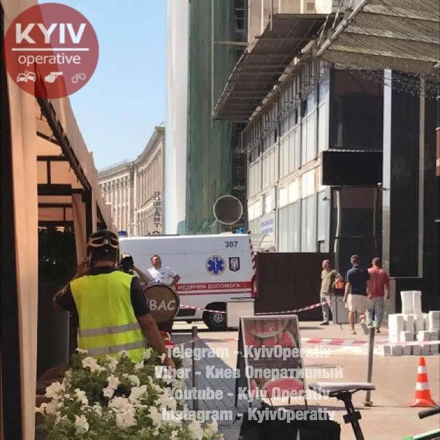 Мужчина требует поговорить с генконсулом РФ