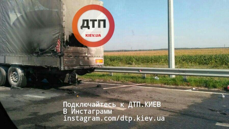 Другие водители безуспешно пытались потушить авто. Фото: dtp.kiev.ua