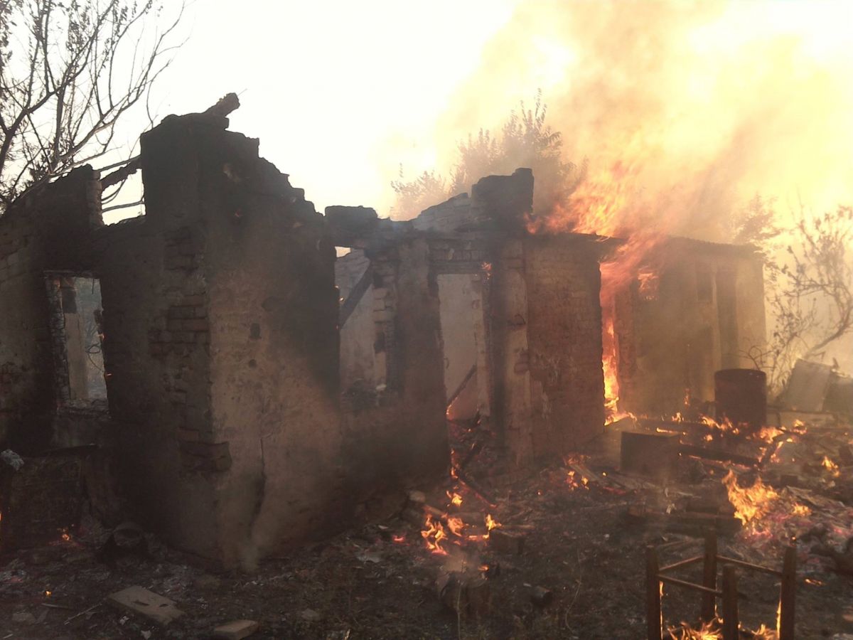 Под огонь боевиков попали дома мирных жителей. Фото: facebook.com/ato.news