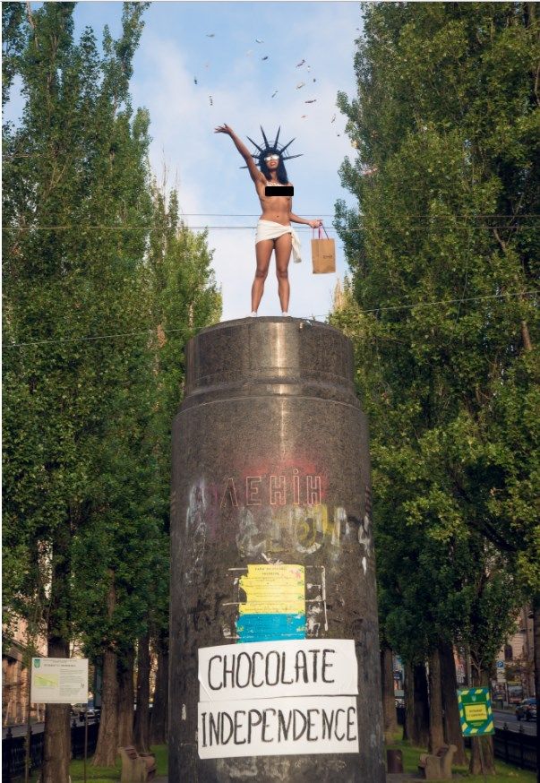 Активистка Femen устроила перформанс ко Дню Независимости. Фото: strana.ua