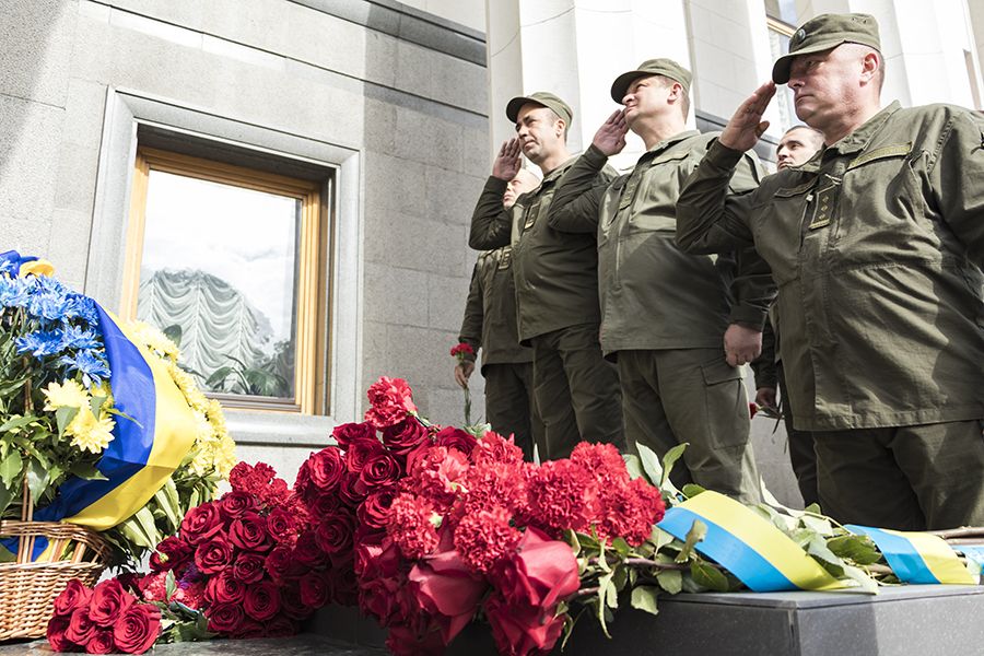 Нацгвардийцы вшанували пам'ять загиблих 31 серпня біля стін Ради. Фото: ngu.gov.ua