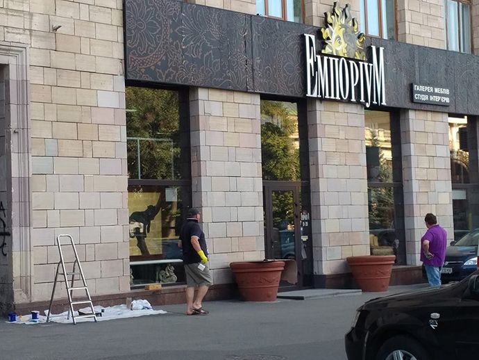Владельца магазина не беспокоит его поступок. Фото: facebook/ukrainews