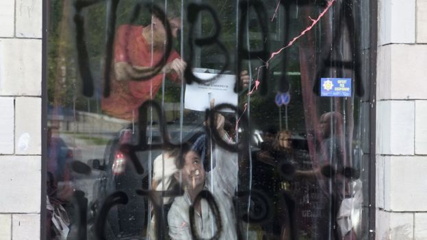 Магазин, який стер графіті з часів Майдану, з'їжджає. Фото: bbc.com