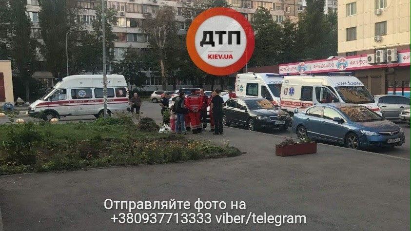Жінку, яка стріляла, затримали перехожі і передали поліції.