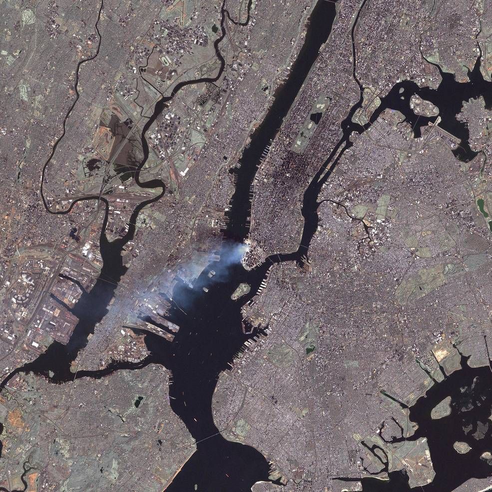 Первые часы после теракта. Фото: NASA