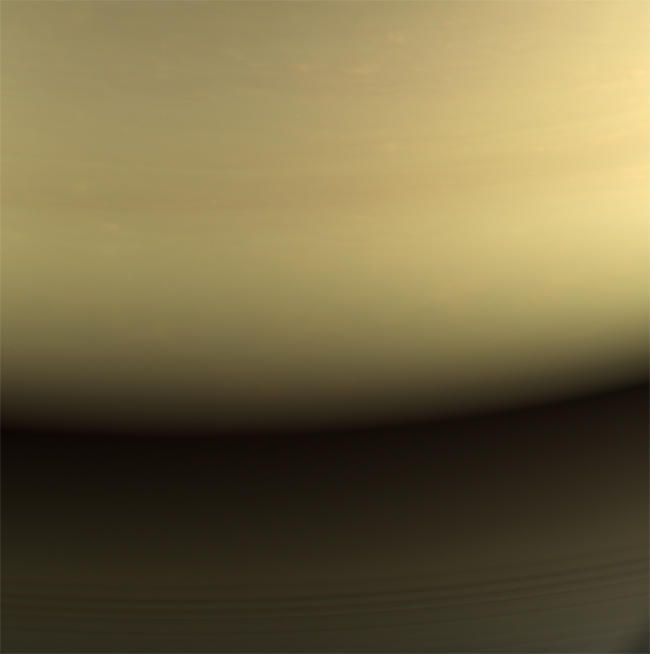 На снимке &mdash; фрагмент ночной стороны Сатурна. Фото: nasa.gov