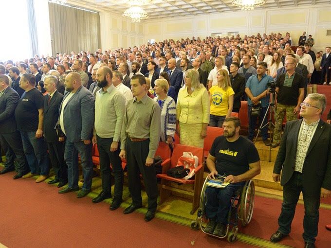 По его словам, сейчас украинская власть заигрывает с Россией