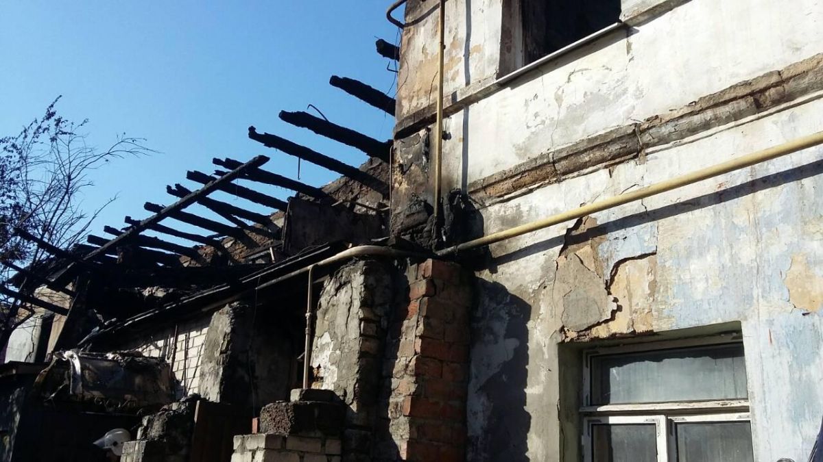 Повідомлення про загоряння покрівлі у двоповерховому житловому будинку по вул. Сагайдачного, 9 у Херсоні надійшло о 4:49. Фото: dsns.gov.ua