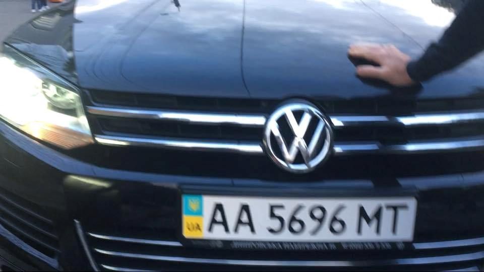 Водитель Volkswagen избил журналиста. Фото: facebook/holovatyuk.evhen