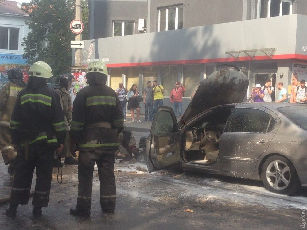В Одессе горел автомобиль Фото: dumskaya.net