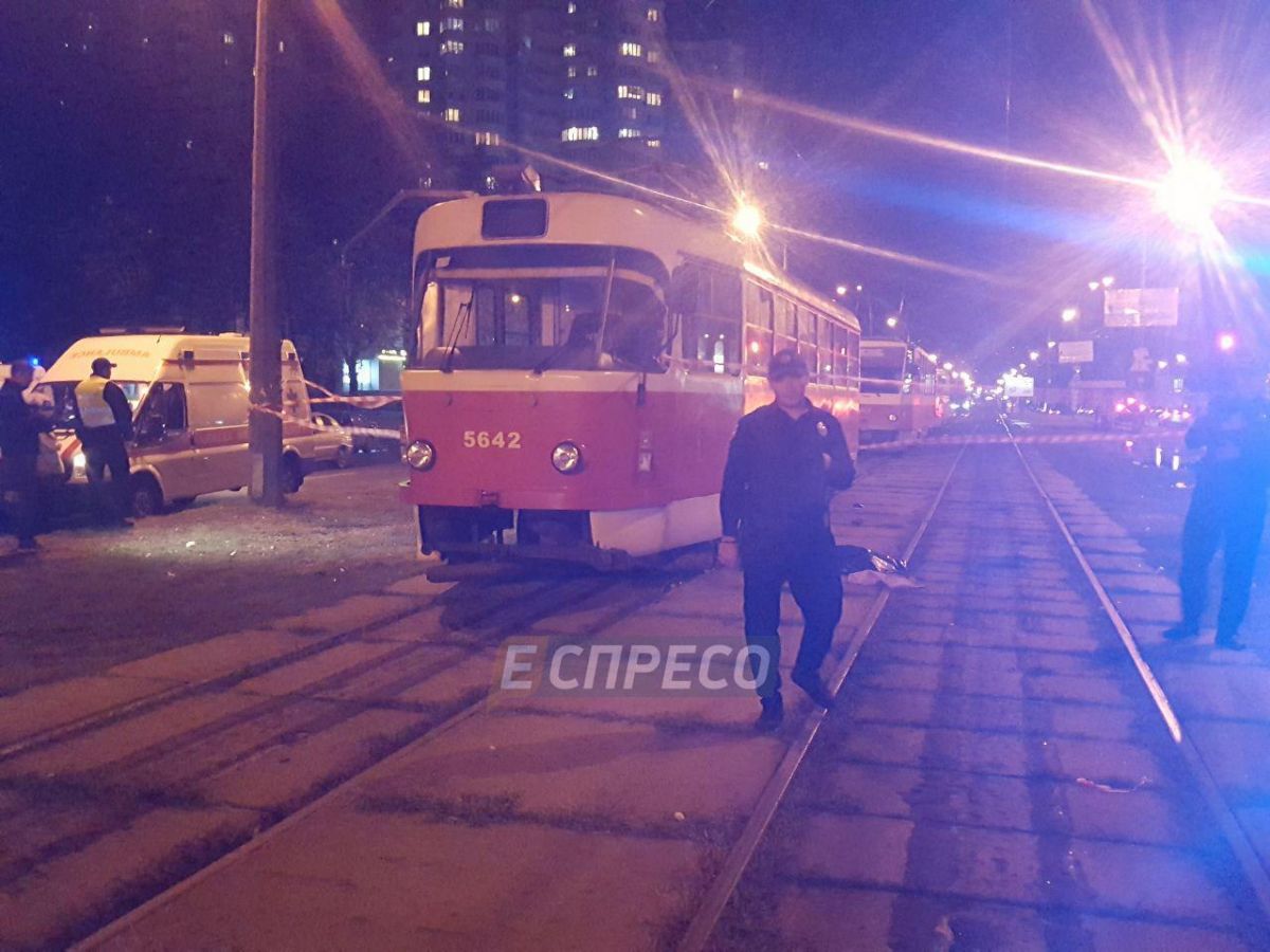 В Киеве под трамвай попала женщина с ребенком. Фото: espreso.tv