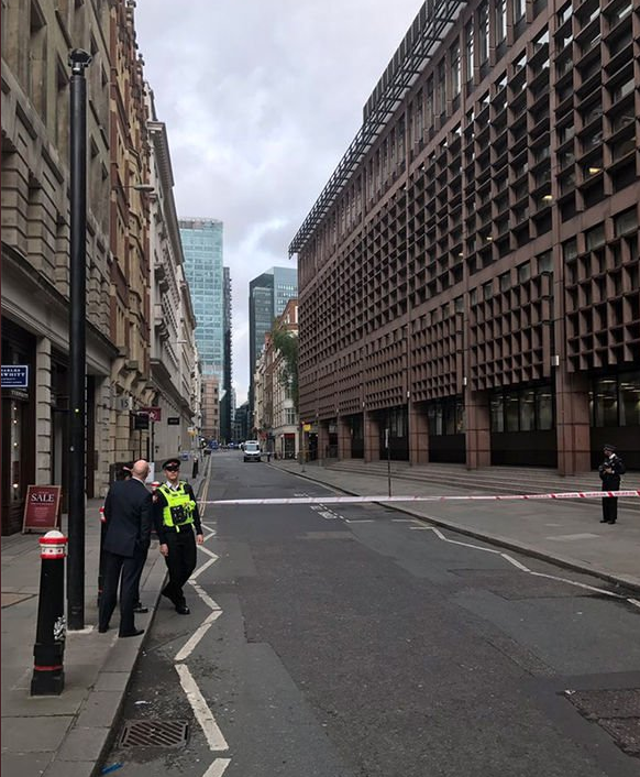 Улицы в районе станция метро Liverpool Street и Moorgate окружили вооруженные офицеры полиции. Фото: twitter.com/feedimo_com