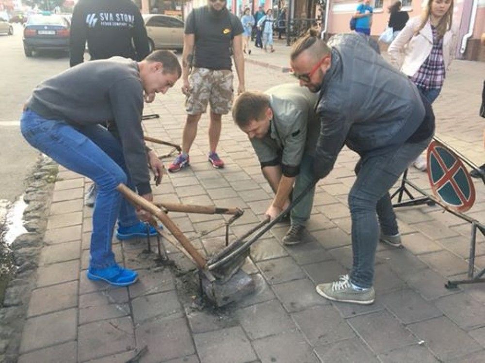 Активісти влаштовували погроми. Фото: vesti-ukr.com