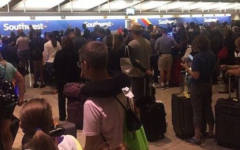 В аэропортах по всему миру произошел сбой систем регистрации. Фото: twitter.com/JerryGandhi