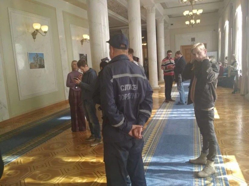 У Раду приїхали рятувальники. Фото: Facebook/Дмитро Качура