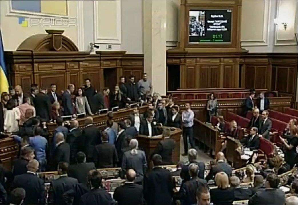 У Верховній Раді почалася бійка під час розгляду законопроектів з Донбасу. Скріншот трансляції засідання Верховної Ради.