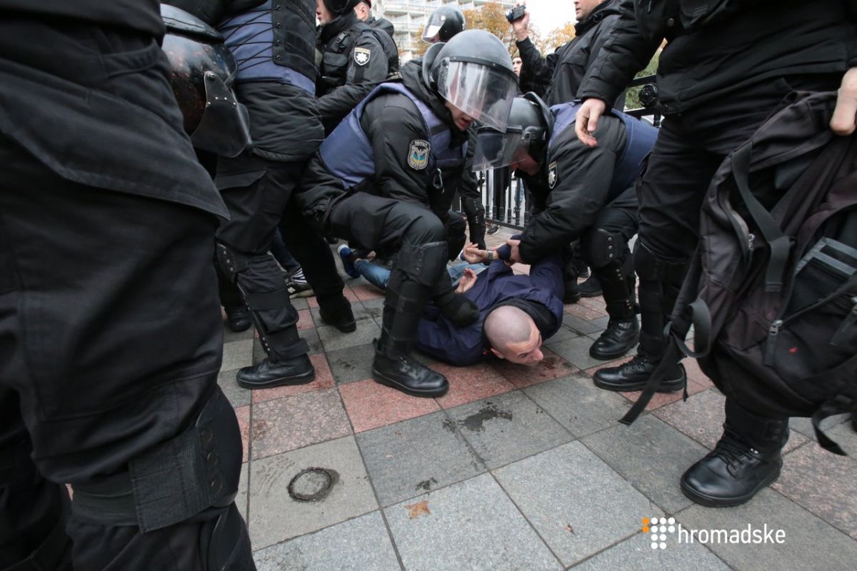 Возле Рады устроили потасовку 