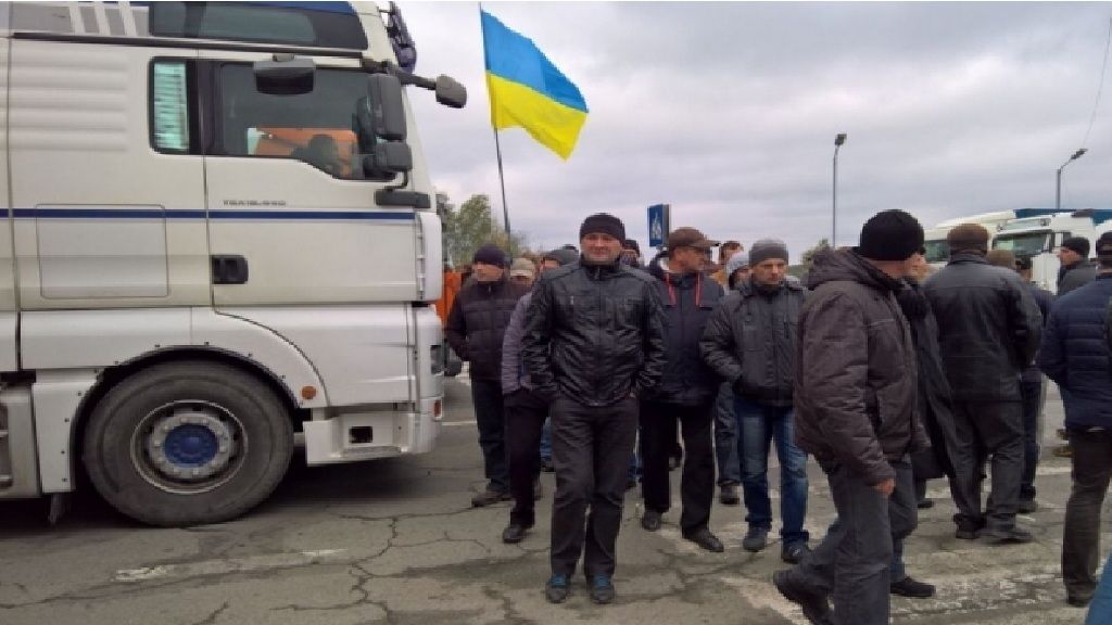 Протестувальники без перерви курсують по дорозі. Фото: dpsu.gov.ua