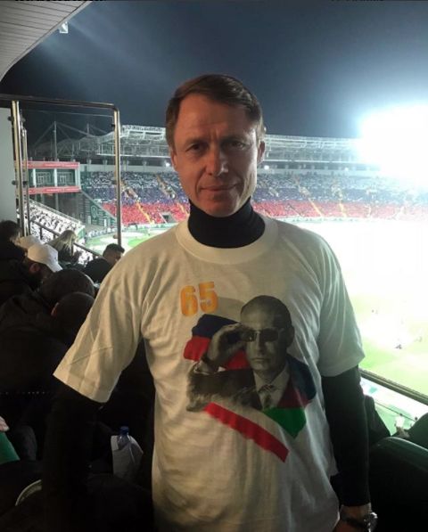 Кононов позировал в футболке с Путиным. Фото: instagram.com/o_kononov