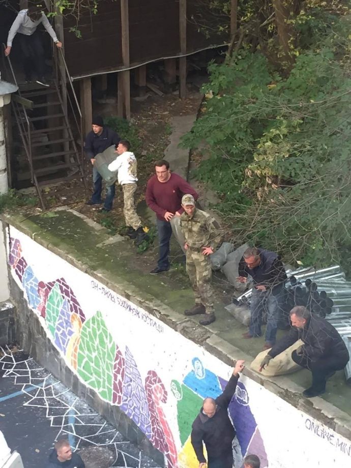 Митингующие пытаются передать палатки под Раду. Евгений Кизилов, Роман Романюк, УП
