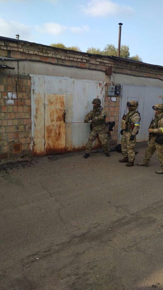 Було вилучено автомат Калашникова, 5 бойових гранат РГД-5, цинковий ящик патронів калібру 5.45. Фото: facebook.com/zoryan.zoryan