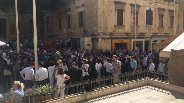 Люди вийшли на вулиці. Фото: timesofmalta.com