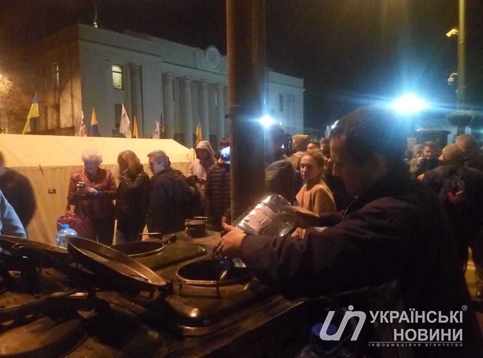 Возле палаток работает полевая кухня
