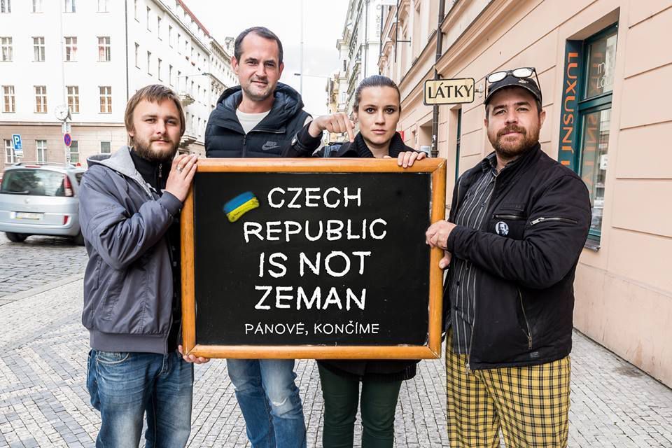 Чехи пришли с протестом к Земану из-за его заявления о Крыме. Фото: radio.cz