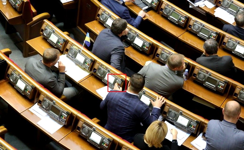 Чотирьох депутатів спіймали на