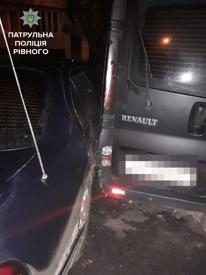 Женщина протаранила 4 авто. Фото: facebook.com/patrolpolice.gov.ua