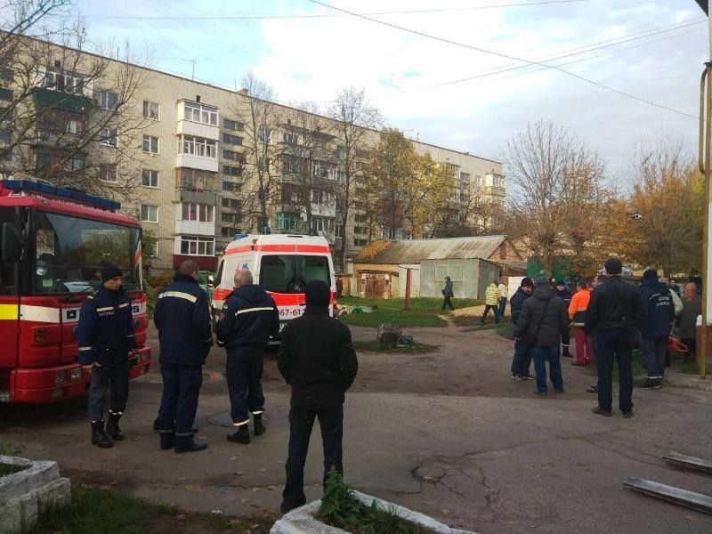 Рятувальники витягли через вікно 370-кг жінку. Фото: facebook.com/MNS.GOV.UA