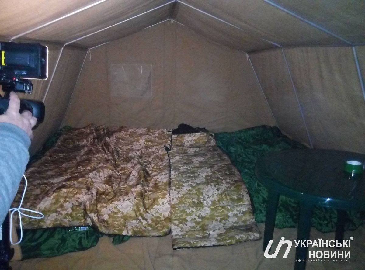 В палатке есть пластиковый столик, стульчик и большое спальное место, также есть электричество