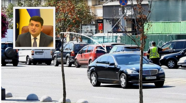 Прем'єр-міністр Гройсман на чорному седані Mercedes. Фото: Аркадій Манн, 