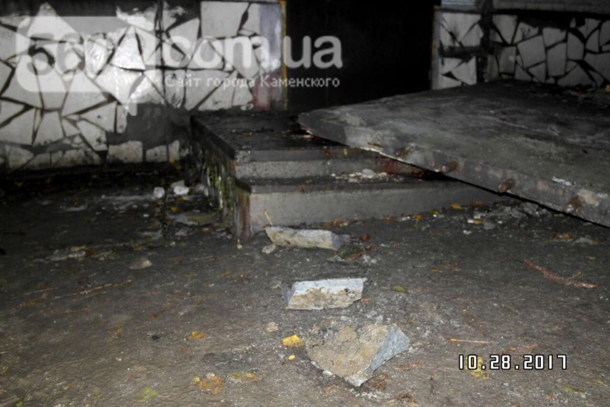 В подъезде рухнул козырек. Фото: 5692.com.ua